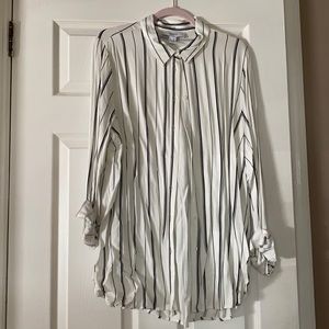 BLACK AND WHITE STRIPED BUTTON UP